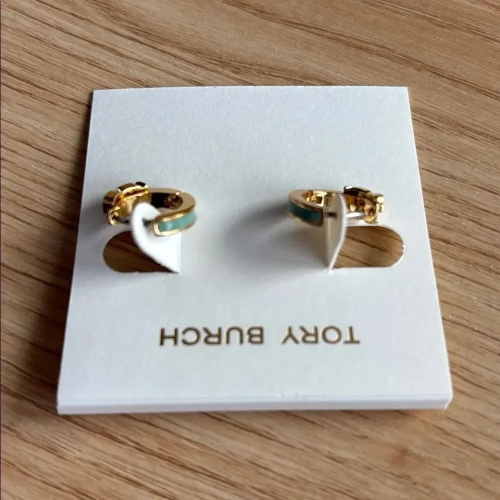 Tory Burch Serif T Huggie Earrings in Tory Gold